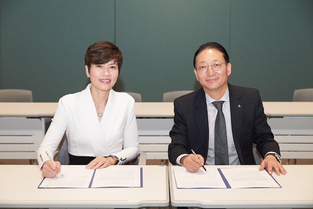 Saehong Ahn, president of Amorepacific Corporation and Malina Ngai, group COO of AS Watson Group sign the strategic partnership.