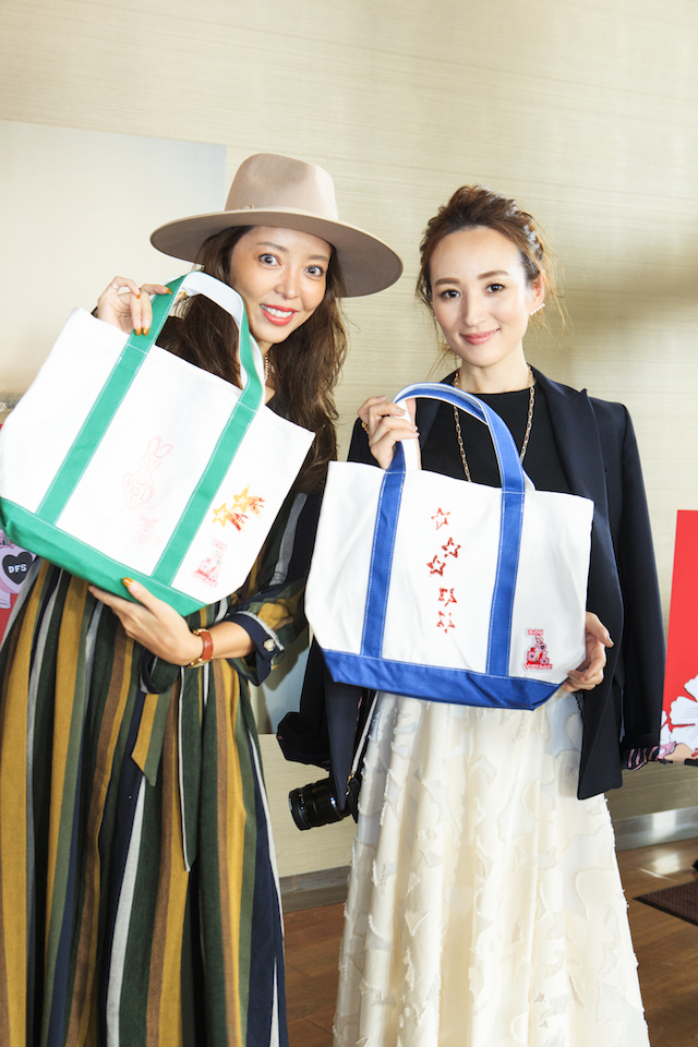 Japanese KOLs pose with their personalized tote bags from Foxy's masterclass