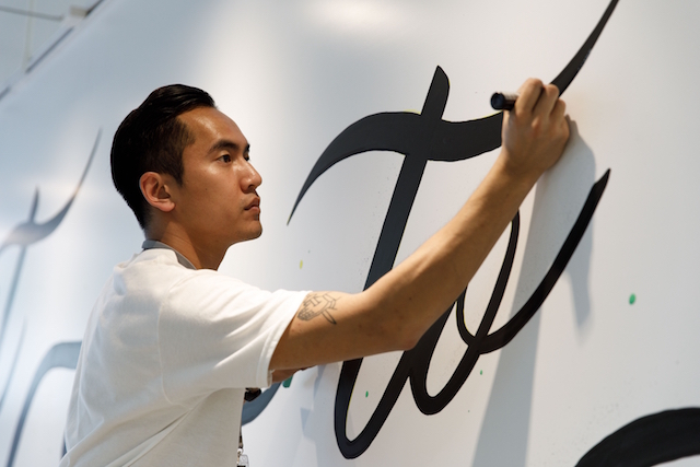 Pure Yoga Pacific Place – Hand lettering artist Jeremy Tow creates ‘Live Art’ on new location hoarding in Pacific Place