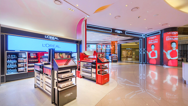 The-first-ever-lOreal-Paris-make-up-boutique-in-Travel-Retail-Asia-Pacific.