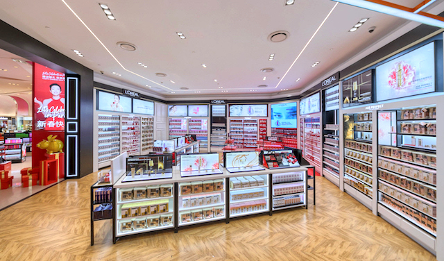 The-first-lOreal-Paris-flagship-store-in-Travel-Retail-Worldwide.