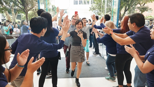 apple_singapore_orchard_road_employees_high_five_customers