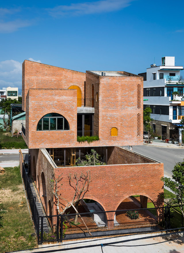 cuckoo-house-tropical-space-vietnam-residential-architecture_dezeen3