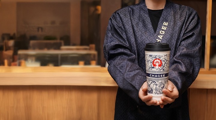 an employee holds a cup of Chagee tea