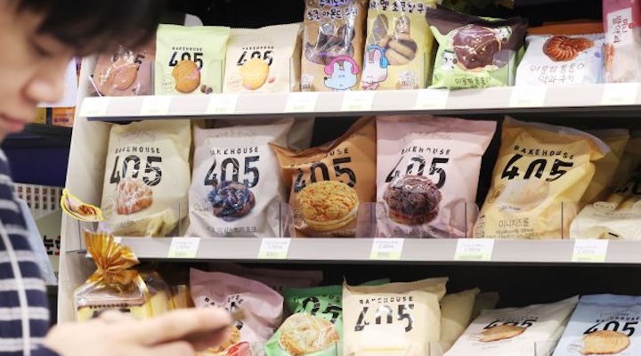 Bread displayed at a CU convenience store