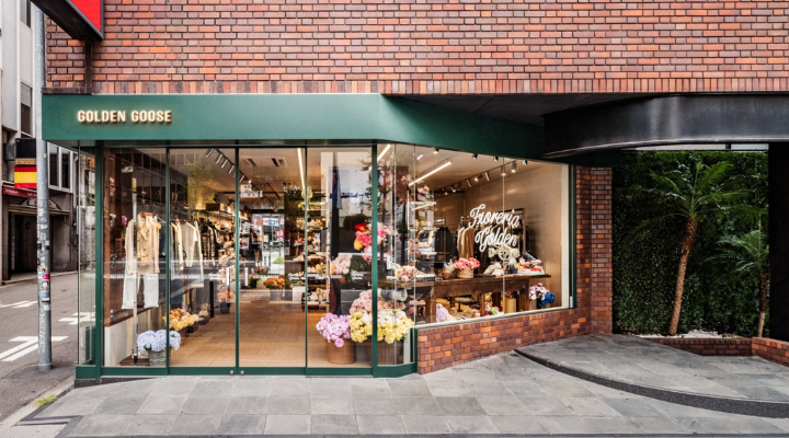 he store draws inspiration from a traditional Italian flower shop.